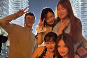 社牛时刻！里夫斯参观吉隆坡双子塔 遇路人自拍上前抢镜合影