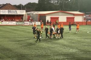 记者：曼联19岁小将科内遭遇重伤，被担架抬出场并戴上面罩