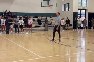 库里举行个人训练营 跑动后接球就投 5v5训练赛停顿后三分命中