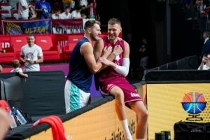 老队友重逢！热身赛前东契奇与老队友波尔津吉斯攀谈