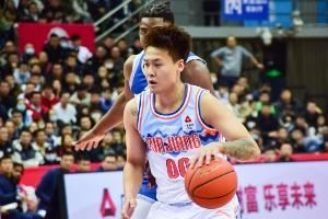 媒体人：曾凡博冲击NBA让北京锋线大打折扣 但赵睿能顶3号位