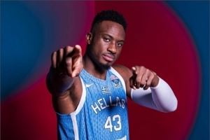 不掉链子！字母哥哥5中2拿到6分3板1断1帽 正负值+10最高