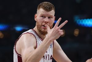 齐发力！贝尔坦斯兄弟合砍40分8板 射落9记三分