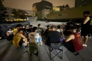 炽热的爱！詹姆斯今日将亮相成都万象城 部分球迷彻夜排队守候