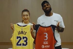 勒布朗梦！耐克官方晒昨晚李梦与詹姆斯互赠礼物并合影精彩片段