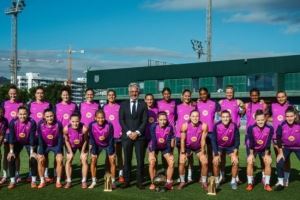 世体：巴萨女足三位球员获奖归来后，全体队员与三座奖杯共同合影