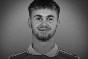 悲剧！前阿森纳青训球员比赛中头部遭撞击受伤去世，年仅21岁