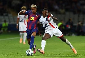 前裁判：亚马尔被门德斯放倒，后者已有一张黄牌，但裁判放过了他