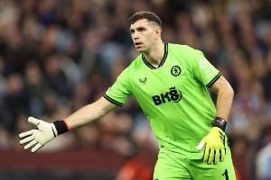 记者：大马丁进行了热身但感到小腿肌肉紧张，所以没有为维拉出场