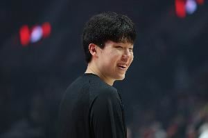 有进步！杨瀚森首秀4分4板6犯离场 再战勇士9分6板1助1帽仅1失误