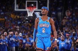 暖心偶像！小球迷赛中大喊想要亚历山大的球衣 后者赛后兑现承诺