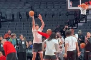 加油！杨瀚森赛前热身时练习近筐终结和中投