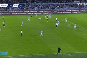 这没踢进？弗拉霍维奇半空门机会中框，但也越位在先