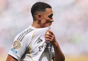 泰晤士:阿诺德西语水平越来越好,与利物浦的前同事们仍保持联络